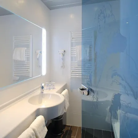 Liberte 4 Etoiles ホテル 4*