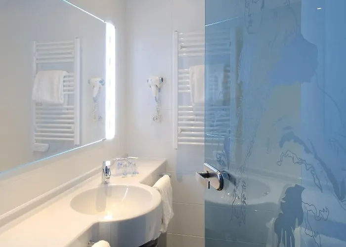 Liberte 4 Etoiles Hotel 4*